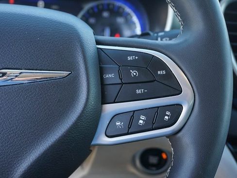 Used 2024 Chrysler Pacifica Touring-L image 23