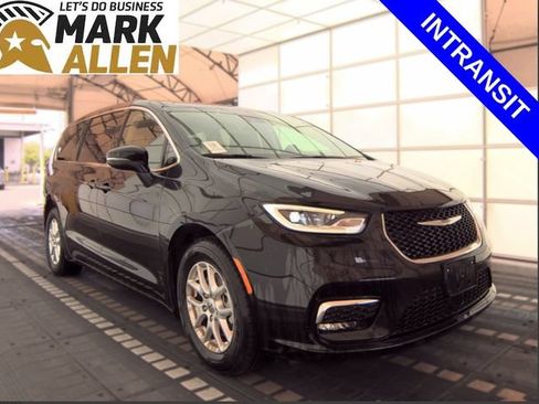 Used 2023 Chrysler Pacifica Touring-L FWD image 1