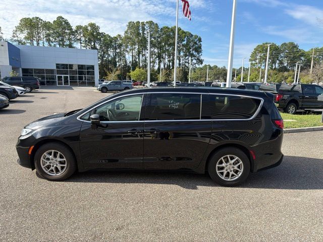 Used 2024 Chrysler Pacifica Touring-L FWD image 11