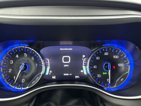 Used 2023 Chrysler Pacifica Touring-L image 15