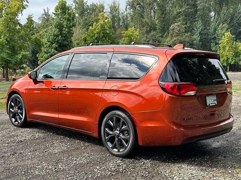 Used 2018 Chrysler Pacifica Touring-L w/ Premium Audio Group FWD image 7