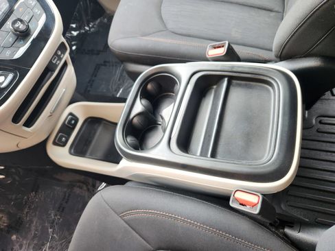 Used 2018 Chrysler Pacifica Touring Plus FWD image 18