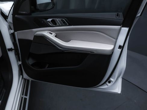 Used 2023 BMW X7 xDrive40i w/ M Sport Package image 32