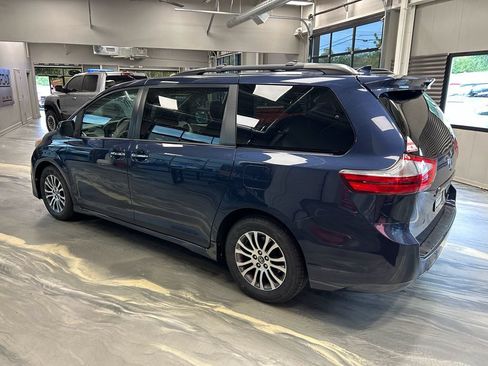 Used 2019 Toyota Sienna XLE w/ XLE Navigation Package FWD image 39