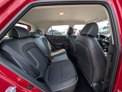 Used 2022 Hyundai Venue Limited image 12