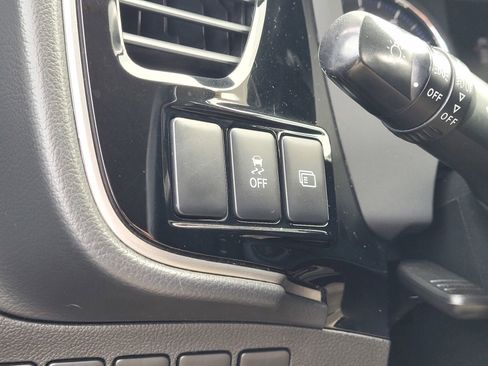 Used 2018 Mitsubishi Outlander SE image 17