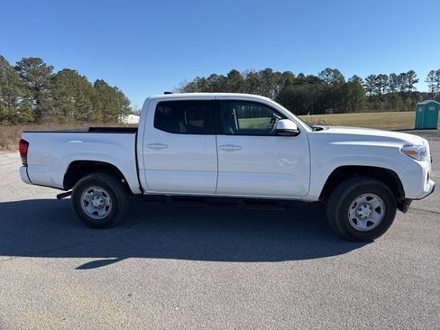 Used 2022 Toyota Tacoma SR image 6