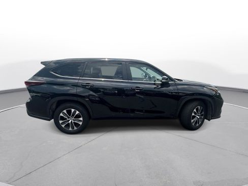 Used 2025 Toyota Highlander XLE FWD image 5
