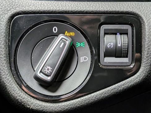 Used 2019 Volkswagen Golf 4-Door image 30