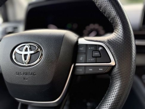 Used 2021 Toyota Sienna XLE image 16