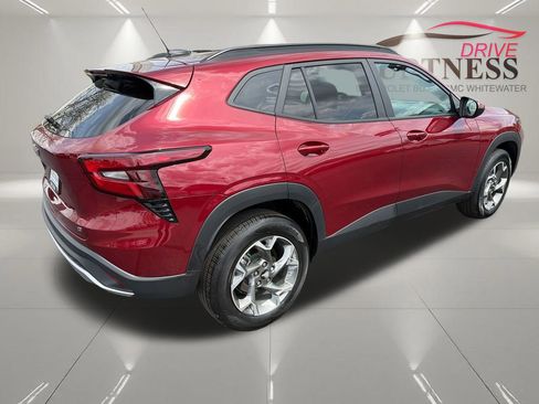 Certified 2025 Chevrolet Trax LT w/ LT Convenience Package FWD image 8