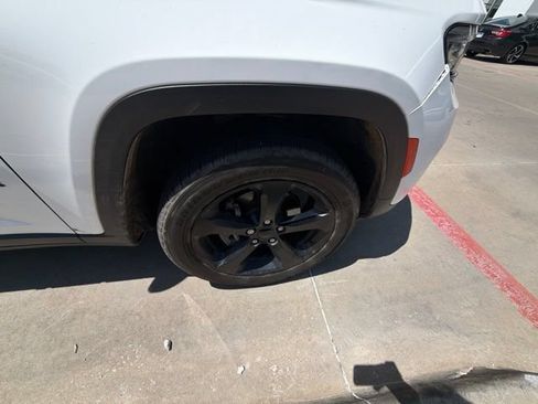 Used 2023 Jeep Grand Cherokee Altitude AWD/4WD image 4