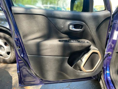 Used 2016 Jeep Renegade Latitude FWD image 31