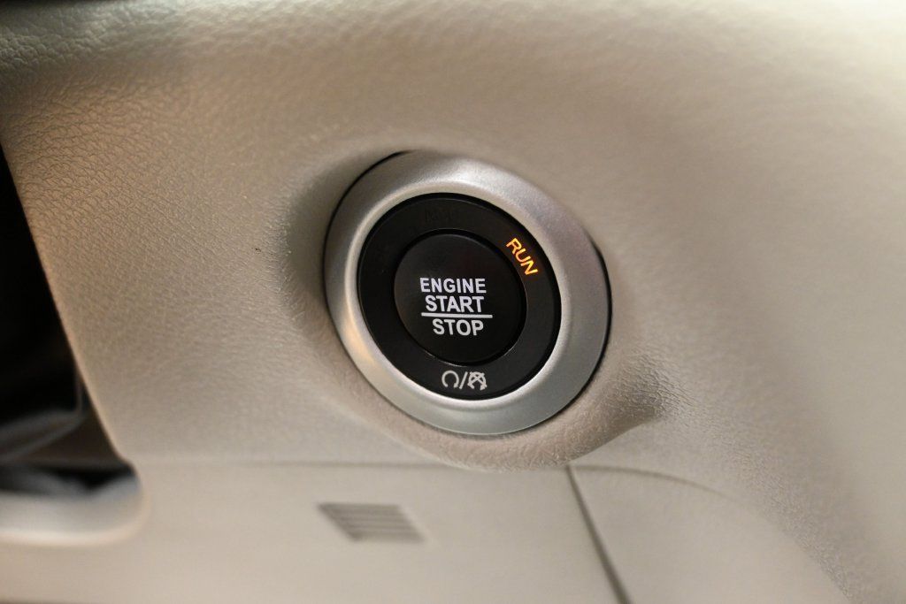 Used 2024 Chrysler Pacifica Touring-L FWD image 13