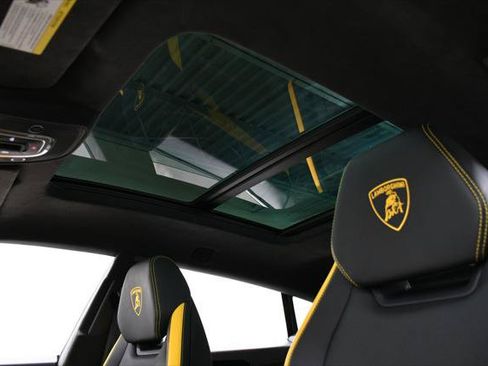 Used 2025 Lamborghini Urus SE AWD/4WD image 43