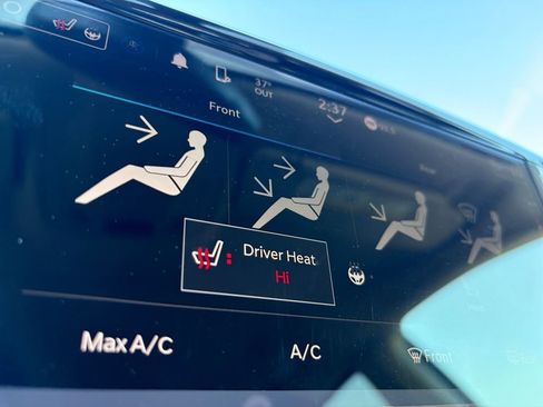 Used 2024 Chrysler Pacifica Touring-L image 6