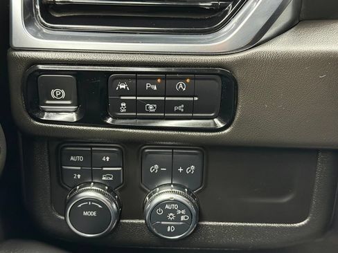 Used 2025 GMC Yukon Denali AWD/4WD image 30