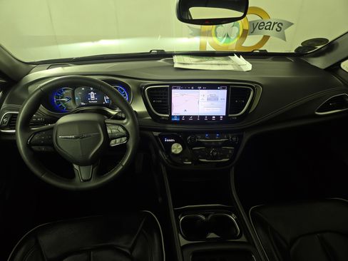 Used 2024 Chrysler Pacifica Premium FWD image 14