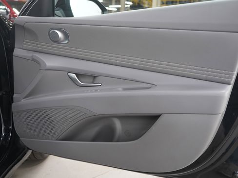 Used 2025 Hyundai Elantra SEL image 9