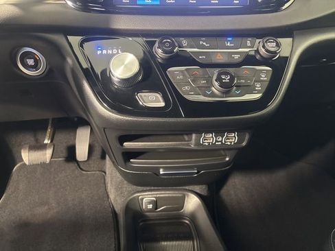 Used 2025 Chrysler Pacifica Select FWD image 21