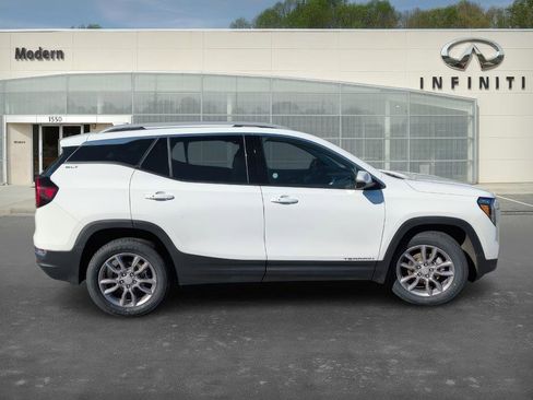 Used 2024 GMC Terrain SLT image 3