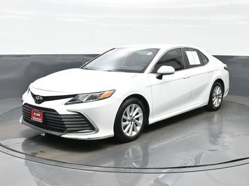 Used 2022 Toyota Camry LE FWD image 2