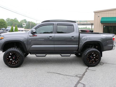 Used 2022 Toyota Tacoma TRD Off-Road AWD/4WD image 2