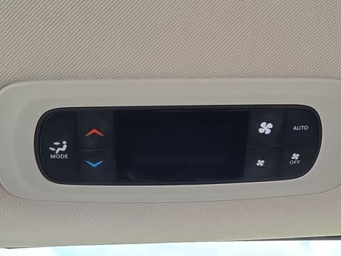 Used 2023 Chrysler Pacifica Touring-L FWD image 12