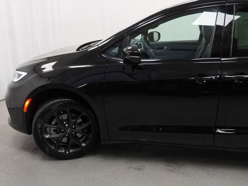 New 2026 Chrysler Pacifica Limited w/ S Appearance Package image 15