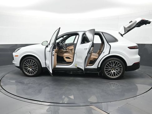 Certified 2023 Porsche Cayenne Platinum Edition AWD/4WD image 29
