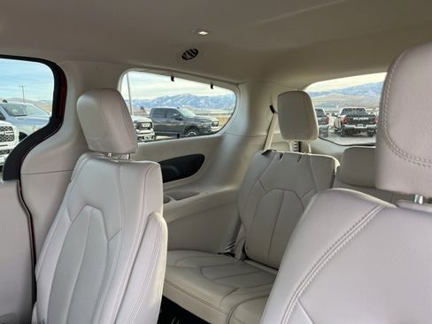 Used 2021 Chrysler Pacifica Touring-L w/ Uconnect Theater Family Group image 17