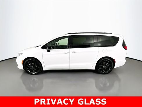 Used 2025 Chrysler Pacifica Limited image 7