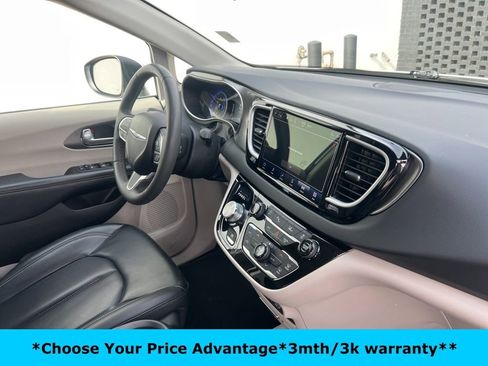 Certified 2023 Chrysler Pacifica Touring-L image 28