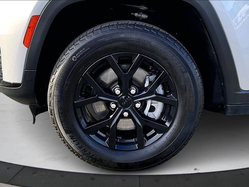 Used 2024 Jeep Grand Cherokee L Laredo image 32