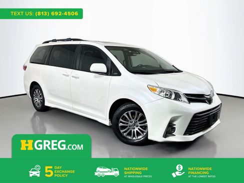 Used 2020 Toyota Sienna XLE w/ XLE Navigation Package FWD image 1