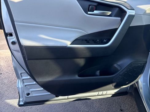 Used 2020 Toyota RAV4 XLE w/ Convenience Package image 12