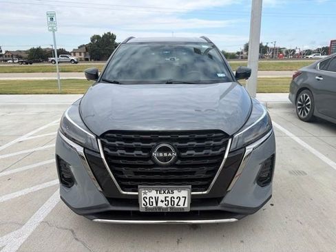 Used 2023 Nissan Kicks SR w/ SR Premium Package FWD image 3