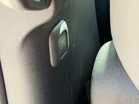 Used 2025 Toyota Sienna XLE FWD image 16