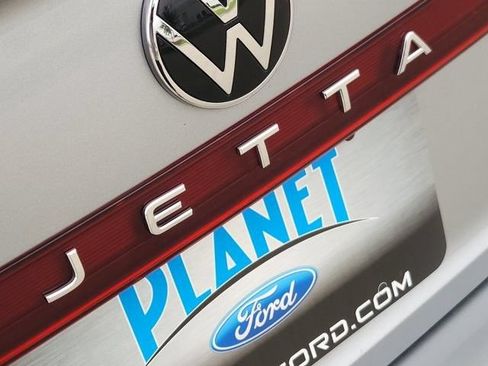 Used 2025 Volkswagen Jetta SE FWD image 11