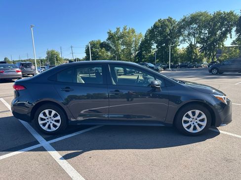Used 2025 Toyota Corolla LE AWD/4WD image 4