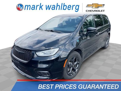 Used 2022 Chrysler Pacifica Touring-L w/ Uconnect Theater Family Group FWD image 1
