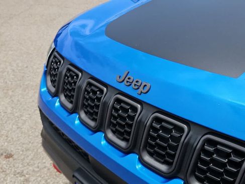 Used 2025 Jeep Compass Trailhawk AWD/4WD image 13