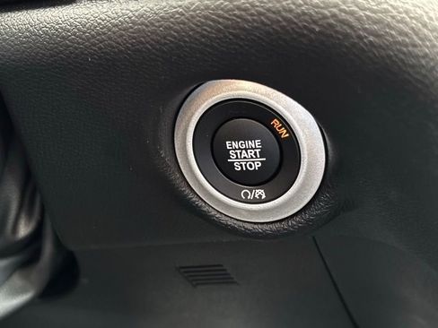 Used 2025 Chrysler Voyager LX image 19