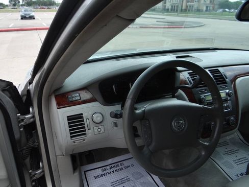 Used 2007 Cadillac DTS Luxury I w/ Sun And Sound Package image 17