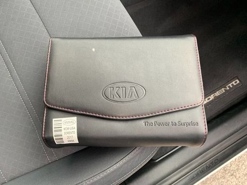Used 2017 Kia Sorento AWD w/ LX Convenience Package image 12