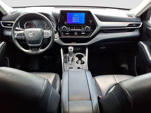 Certified 2024 Toyota Highlander XLE FWD image 5