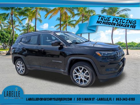 Used 2022 Jeep Compass Latitude w/ Sun and Sound Group AWD/4WD image 2