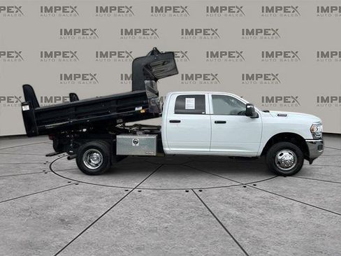 Used 2023 RAM 3500 Tradesman w/ Chrome Appearance Group image 9