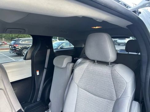 Used 2025 Toyota Sienna LE FWD image 6