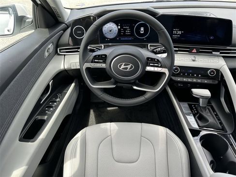 New 2025 Hyundai Elantra Limited image 4